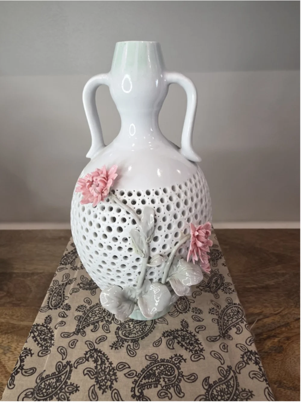VTG Reticulated Porcelain Double Handle Floral Vase Pink Flowers Boxed 7